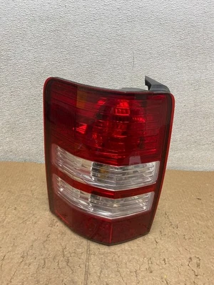 Luz trasera izquierda lado conductor Jeep Liberty 2008 a 2012 OEM V4583 DW Foto 1 de 4