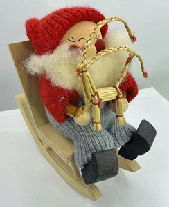 VINTAGE HANDGEFERTIGTER SCHWEDER TOMTE WEIHNACHTSMANN IM SCHAUKELSTUHL (I1503)  - Bild 1 von 9