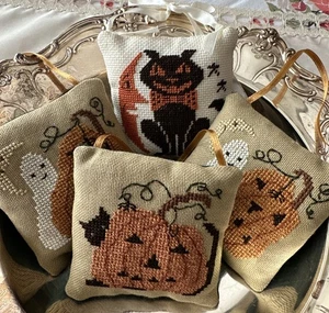 4 mini appendiabiti vintage punto croce Halloween gatto nero fantasma zucca decorazione - Foto 1 di 6