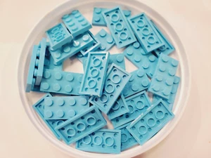 30x - Lego Piatto medio azzurro 2 x 4 (3020) - Foto 1 di 1