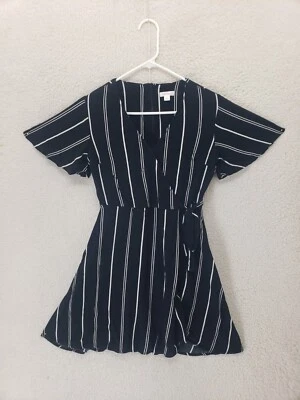 Vestido Xhilaration Mujer Pequeño Negro Rayo Manga Corta Aline Imitación Envoltura Mini Foto 1 de 4