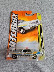 Matchbox Dodge Monaco Police Car 2012 plateado 43/120 gran tarjeta Desert Sheriff - Imagen 1 de 4