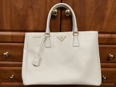 Auténtico bolso de mano Prada Saffiano Lux blanco roto Foto 1 de 4