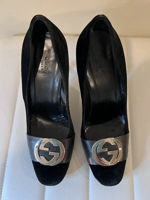Zapatos de salón GUCCI de terciopelo negro con emblema grande plateado GG - talla 7 1/2 Foto 1 de 4