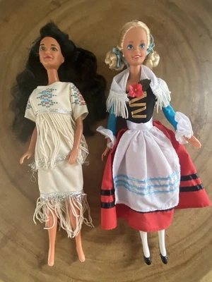LOTE DE 2 - Muñecas Alrededor del Mundo, 1975 Alemania y 1980 Muñeca Nativa Americana Foto 1 de 4