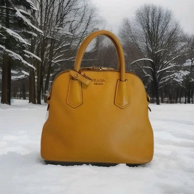 Bolsa de mão Prada Saffiano couro ombro 2 vias tamanho pequeno cor amarela 💛 - Imagem 1 de 4