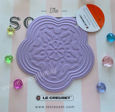 LE CREUSET PÚRPURA NARANJA VERDE FRESCO COMO NUEVO SILICONA FLOR TRIVET HOT PAD TAP MATE NUEVO CON ETIQUETAS Foto 1 de 4