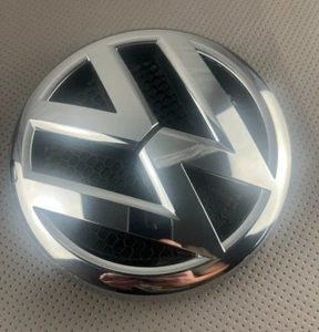 ✅ Original VW Amarok 2H Emblem für Kühlergrill Logo Chrom Schwarz 2H0853601A - Picture 1 of 2