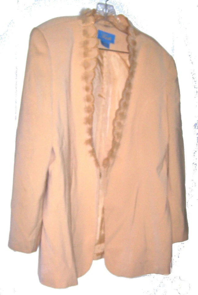 Chaqueta larga Faith dorada con cuentas con detalles de plumas talla grande 18 Foto 1 de 4