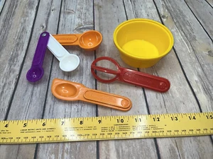 1987 Fisher Price Fun With Food Baking Set BOWL WHISK SCRAPER MEASURE SPOONS LOT - Picture 1 of 10