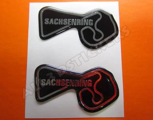2x3D Stickers Resin Domed Sachsenring Circuit 6.5x3.5 cm (2.55x1.37 ") Adhesive - Imagen 1 de 1