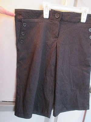 PANTALONES CORTOS LARGOS ELEGANTES CHARLOTTE RUSSE A RAYAS NEGRAS Y PLATEADAS Foto 1 de 2