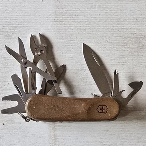 NAVAJA SUIZA VICTORINOX EVOLUTION WOOD S557 EVOWOOD NOGAL HERRAMIENTA EDC - Imagen 1 de 10