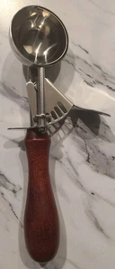 Cuchara de helado de metal con mango de madera de 1 pieza (desgaste menor) - Imagen 1 de 3