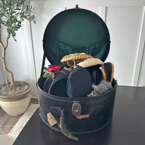 Lote de 17 sombreros vintage para damas con accesorios para el cabello con caja de sombreros y peines para el cabello - Imagen 1 de 10