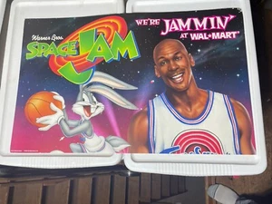 Michael Jordan * Bugs 1996 WalMart Store Display Space Jam Insegna Giocattoli 18 x 29" - Foto 1 di 10