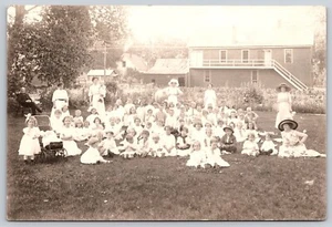 Foto Ein Mann sechs Frauen viele Kinder in weiß Robert E Hanna - Bild 1 von 2