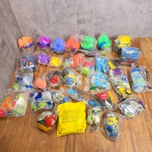 Lotto Lavoro x33 Giocattoli Happy Meal McDonald's Ancora Sigillati Puffi Troll Minions... - Foto 1 di 15