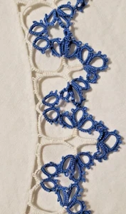 Comodino vintage fatto a mano tattato bianco bordo blu navy 18,5" tondo centrino - Foto 1 di 24