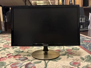 Samsung S22D300NY 21,5" LED LCD Monitor - 16:9 - 5 ms - 1920 x 1080 - 16,7 - Bild 1 von 8