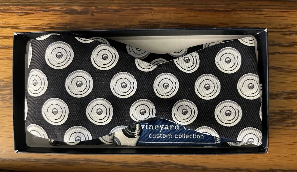 Pajarita de 2 caras Vineyard Vines con diseño de tapa Le Creuset (colecciones personalizadas) Foto 1 de 4