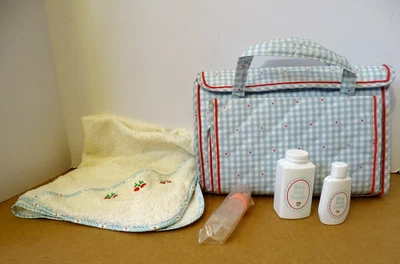 Bolsa y manta de pañales American Girl Bitty Baby, biberón de leche, polvo y loción para bebés Foto 1 de 4