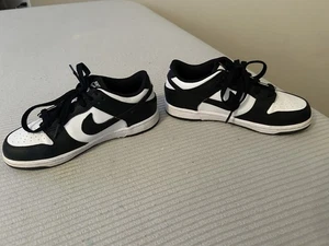 Scarpe basse Nike Dunk taglia 2 anni giovani nere bianche Panda Dunks CW1588-100 sneaker - Foto 1 di 8