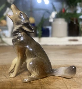 Hagen Renaker Howling Gray Wolf / Dog Figurine 2 1/2" PRISTINE CONDITION - Picture 1 of 10