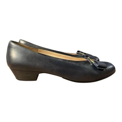 Tacón con lazo vintage Salvatore Ferragamo Vara azul marino para mujer talla 10 2A estrecho Foto 1 de 4