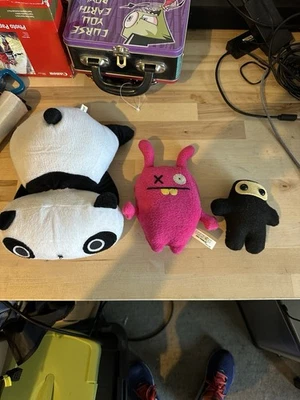 Lote de 3 Juguetes de Peluche - Almohada Panda, Peluche Rosa Uglydoll, Peluche Ninja Foto 1 de 4