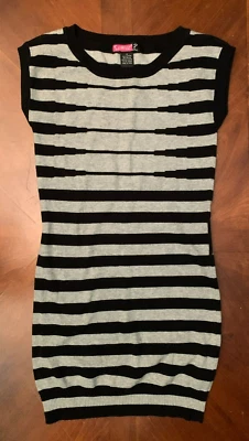 Say What? Vestido suéter manga gorra - rayas pequeñas, grises y negras, trabillas para cinturón Foto 1 de 4