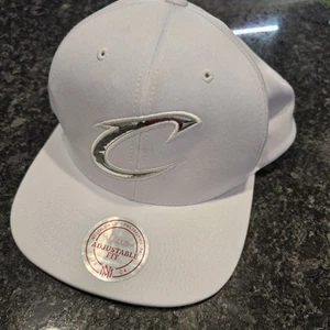 Cleveland Cavaliers Mitchell und Ness weiße Mütze silber C Druckknopflasche verstellbar - Bild 1 von 8