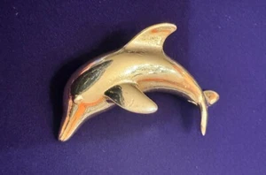 Vintage goldfarbene Delfin Schweinswal Anstecknadel 2" Brosche Ozean tropisch Strand Schmuck - Bild 1 von 6