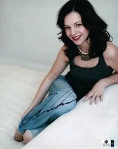 Amber Tamblyn Signed Autographed 8X10 Photo Two and a Half Men House GV814744 - Picture 1 of 2