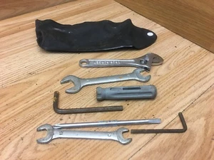 Suzuki VL125 Y Intruder 2000 set attrezzi sotto sedile - Foto 1 di 4