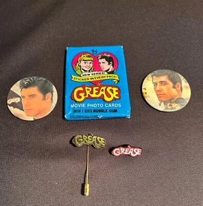 4 Grease Pins & Grease Topps Movie Cards John Travolta & Olivia Newton John - Picture 1 of 8