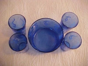Juego de bar vintage de vidrio azul cobalto con cubo de hielo marineros bailarines y 4 vasos - Imagen 1 de 6
