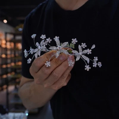 Elegantes tocados de boda ajustables para niñas de cristal para novias Foto 1 de 4