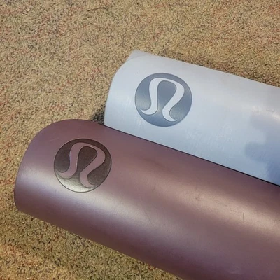 Lululemon Yoga Mat Goma Púrpura y Gris Lote de 2 Alfombrillas Solo 26" × 71" Foto 1 de 4
