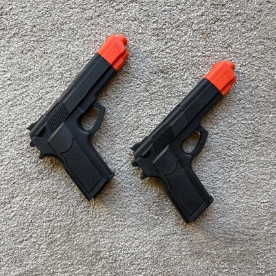 Duas armas de treinamento falsas de borracha preta com ponta vermelha - tamanho real e peso pesado - Imagem 1 de 3