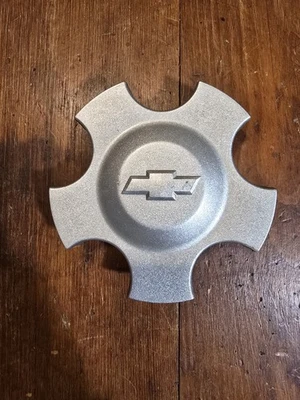 Tapacubos central Chevrolet Chevy Impala Monte Carlo Malibu 2004-2006 usada OEM  Foto 1 de 2