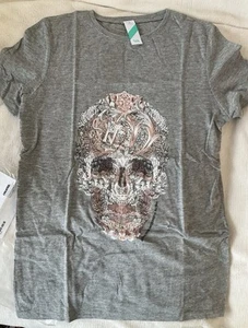ALEXANDER McQUEEN @ V&A Grey & Pink Skull T-Shirt (NEW) Small Fitted - Picture 1 of 7