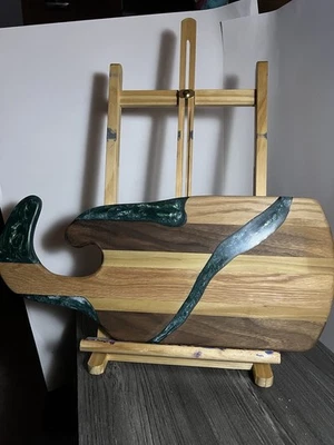 Placa de charcutaria feita à mão madeira com detalhes em resina verde floresta - Imagem 1 de 3