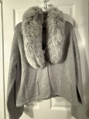 Cárdigan Magaschoni Genuino Cuello de Piel de Zorro Cachemira Gris Piedra XL NUEVO CON ETIQUETAS $898 Foto 1 de 4