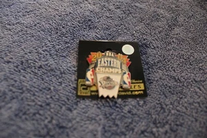 2004 NBA Eastern Champs Detroit Pistons Basketball Pin 1 1/2" DIA - Bild 1 von 2