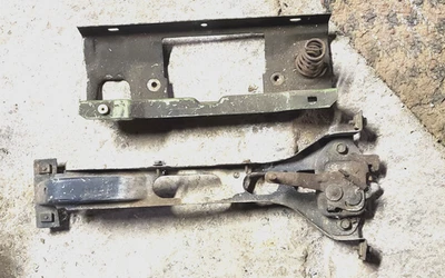 Dodge/Plymouth Valiant A 1967 carrocería parrilla y soportes de cierre de capó Foto 1 de 3