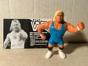 Figura de lucha libre WWF Hasbro serie 8 Mr Perfect con tarjeta bio suelta casi nueva - Imagen 1 de 2