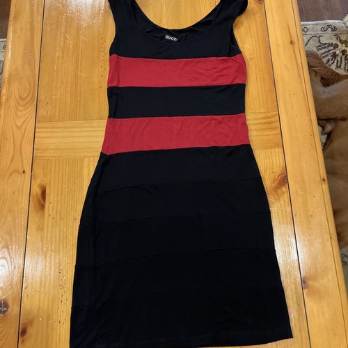 Gucci abito nero senza maniche con 2 ampie righe rosse sul petto XXS (66)