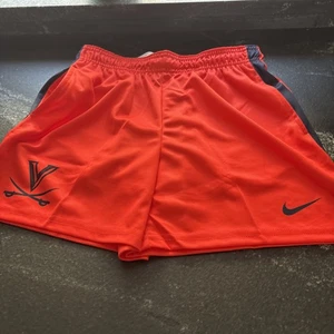 KINDER NCAA JUNGEN/MÄDCHEN NIKE VIRGINIA Cavaliers ORANGE Shorts M MEDIUM NEU - Bild 1 von 8