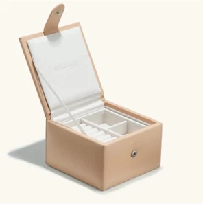 Mejuri BEIGE GRAIN LEATHER, ANTI-TARNISH MICROSUEDE Jewelry Travel Box - Picture 1 of 9